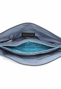 Clutch de tela gris con interior azul, que cuenta con un cierre de cremallera y dos compartimentos. Etiqueta de la marca "EMILY & NOAH" visible en el interior.