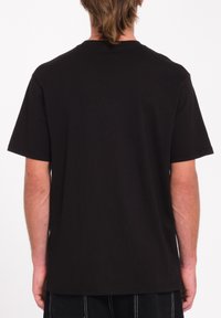 Zwarte katoenen T-shirt, ronde hals, korte mouwen, relaxte pasvorm, gladde textuur, geen zichtbare patronen of logo's, eenvoudige achteraanzicht.