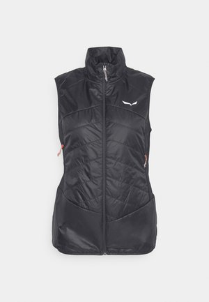 Veste sans manches isolée noire avec un col haut, fermeture à glissière à l'avant, couture en chevrons, et un accent de tirette rouge. Présente un logo sur la poitrine.