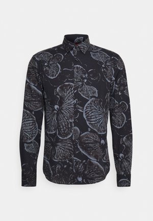 Camisa negra de botones con un patrón floral de mariposas en tonos grises. Cuenta con cuello y mangas largas, con cierre de botones al frente.