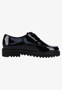 Chaussures à lacets en cuir verni noir au design élégant, dotées d'une semelle épaisse texturée et de détails de couture discrets.