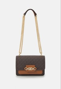 Braune Umhängetasche mit Monogramm, goldfarbener Kettenträger, Lederakzenten und einem goldfarbenen Verschluss mit Logodetail auf der Vorderseite.