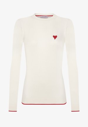 Weißer Pullover mit langen Ärmeln, der ein kleines rotes Herz auf der Brust gestickt hat, sowie roten Streifenakzenten an den Bündchen und dem Saum. Aus weichem Strickstoff.