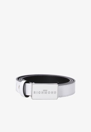 Weißer Ledergürtel mit schwarzer Innenseite und rechteckiger silberner Schnalle mit eingeprägtem "John Richmond"-Logo.