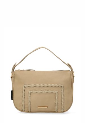 Bolso de hombro de cuero beige con adornos trenzados, un asa única y cierre de cremallera en la parte superior.