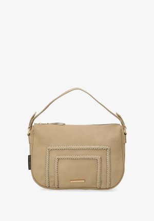 Bolso de hombro de cuero beige con adornos trenzados, un asa única y cierre de cremallera en la parte superior.