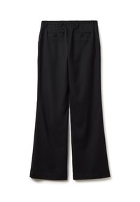 Zwarte op maat gemaakte broek met een wijde pijp, voorzien van twee achterzakken met knopen en een zachte stofstructuur.