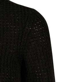 Maglione lavorato a maglia nero con un motivo testurizzato, caratterizzato da una trama aperta che mostra lo spessore del tessuto e il suo aspetto morbido.