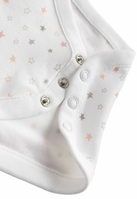 Body bianco per neonati con vari motivi di stelle in morbidi colori pastello. Presenta chiusure a scatto e un tessuto di cotone testurizzato.