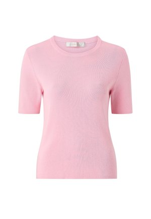 Lichtroze gebreide top met korte mouwen, ribbelige textuur en een ronde halslijn, weergegeven op een witte achtergrond.