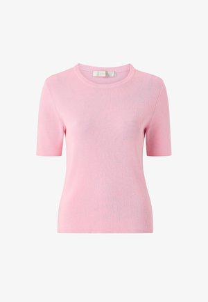 Lichtroze gebreide top met korte mouwen, ribbelige textuur en een ronde halslijn, weergegeven op een witte achtergrond.