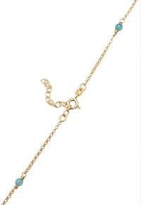 Guldtonet linkarmbånd med små turkise perler, der har en klassisk lobsterlås og justerbar længde med ekstra kædelinks.