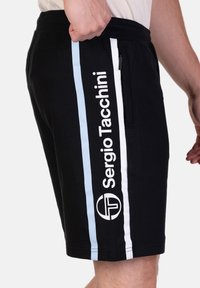 Schwarze Sportshorts mit weißen und hellblauen Seitenstreifen. Mit einem Logo und einer Reißverschlusstasche. Aus weichem Stoff, lockere Passform.