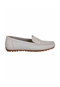 Witte leren loafers met een gestructureerd voorpand en een eenvoudige band over de bovenkant, voorzien van een flexibele rubberen zool met kleine gripnoppen.
