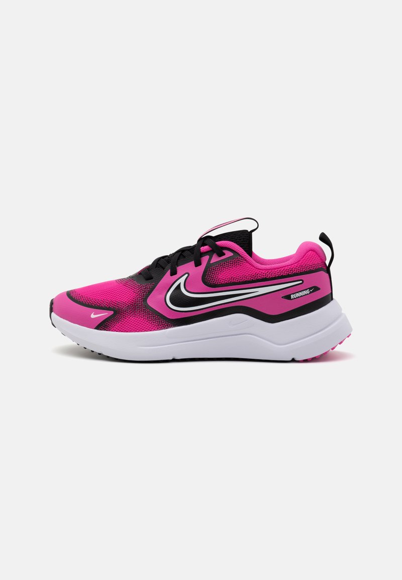 Baskets de course Nike avec un dessus en mesh rose vif, accents noirs et une semelle blanche rembourrée. Comprend un logo et des lacets contrastants.