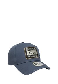 Pelēks beisbola cepure ar taisnstūra nozīmi, kurā ir teksts "Buffalo, NY" un "New Era". Regulējama siksna, gluda auduma un izliekts vizieris.