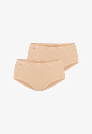 Deux sous-vêtements hipster beige pour femmes avec un bord délicatement à pois et de petites étiquettes en tissu sur la taille, présentés à plat sur fond blanc.