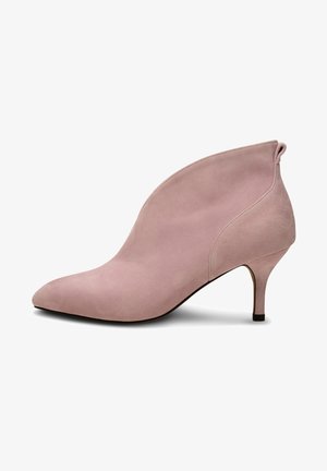 Bottine en daim rose avec un bout pointu, une silhouette élégante et un talon modeste. Texture lisse avec un design sans coutures et une languette arrière pour faciliter l'enfilage.