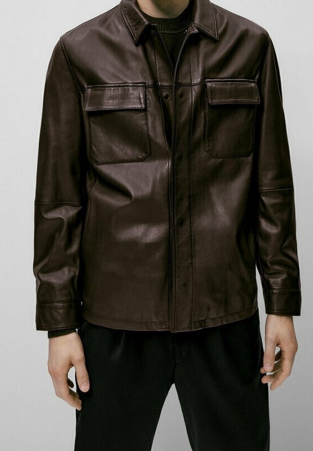 Ruskea nahkatakki kauluksella, kahdella rintataskulla ja napillissuljennalla. Ominaisuuksiin kuuluu sileä pinta ja räätälöity istuvuus.