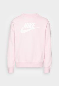 Różowa bluza z bawełnianej mieszanki, z białym logo "NIKE" na plecach, ściągaczami przy mankietach i na dole. Casualowy fason z okrągłym dekoltem.