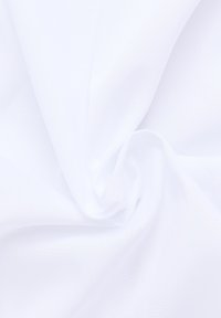 Weißer Stoff, glatte Textur, leicht, leicht durchsichtig; in Falten angeordnet, zeigt sanften Fall und gleichmäßige Oberfläche ohne Muster.