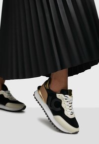 LOLA CASADEMUNT Tenisice - black