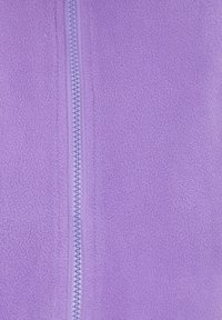 Indumento in pile viola con zip centrale. Texture morbida con una superficie uniforme e liscia. La zip ha un contorno viola chiaro e denti metallici.