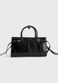 Zwarte leren handtas met dubbele handvaten aan de bovenkant, rechthoekige vorm, contrasterende stiksel en een afneembare schouderriem.