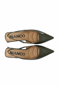 Oliivinvihreät patentoitu nahka slingback-korkokengät, joissa on teräväkärkinen muotoilu ja pehmustettu sisäpohja. Sisällä beigestä väristä, jossa on "BIANCO"-logo.
