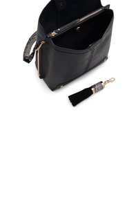 Zwarte leren handtas met gouden hardware en een ritsinterieur, naast een afneembare zwarte tassel sleutelhanger met slangenhuiddetail.