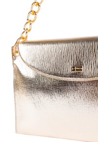 Arany fém clutch táska texturált felülettel, ívelt fedélzárással és arany lánc pánttal. Kompakt és struktúrált kialakítás.