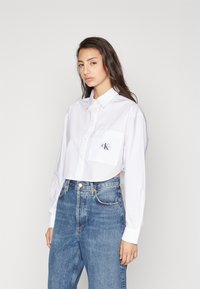 Calvin Klein Jeans LABEL CROPPED SHIRT - Blusa - bright white