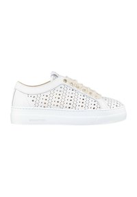 Sneakers bianchi perforati con tomaia testurizzata, lacci piatti e suola in gomma bianca. Presentano ritagli geometrici per una maggiore traspirabilità.