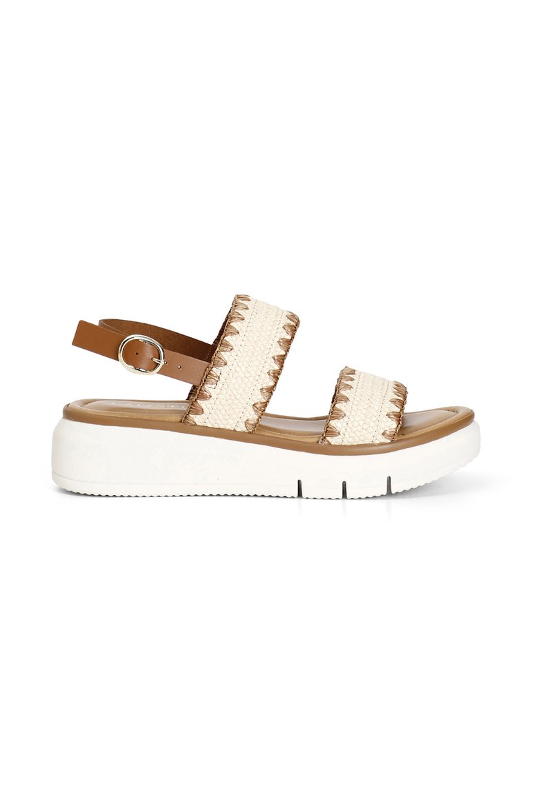 Sandale cu toc wedge împletite de culoare bej, cu două curele late și o curea la gleznă din piele de culoare maro deschis. Talpă exterioară groasă de culoare albă, cu un design texturat al tălpii.