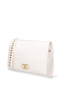 Pochette en simili cuir blanc avec une surface texturée, des accents en métal doré et un détail de chaîne décoratif sur un côté. Fermeture éclair.