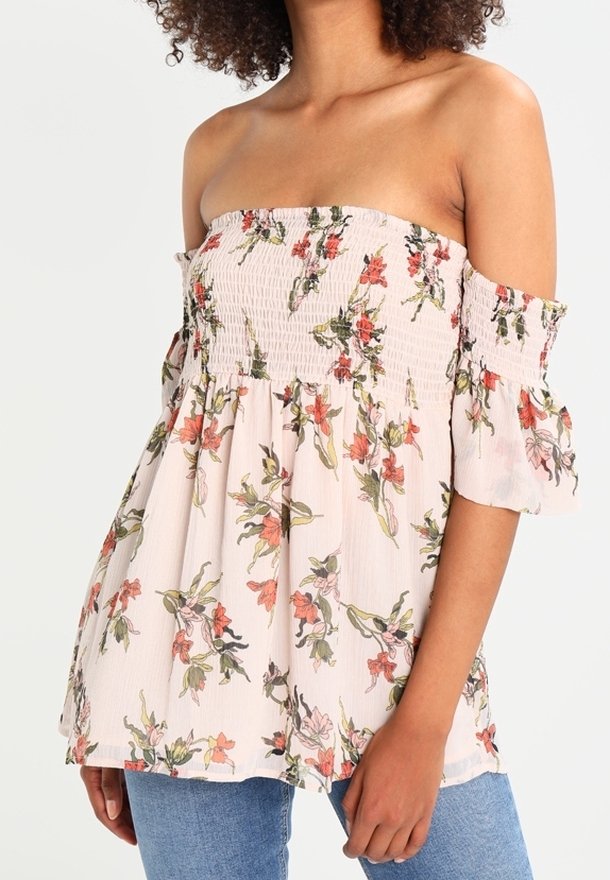 Top floreale leggero rosa pallido con scollo off-the-shoulder, corpetto arricciato, maniche a volant e motivi di fiori multicolori. Vestibilità casual.