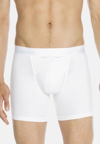 Boxer da uomo bianchi in cotone morbido, con una tasca frontale di supporto e una vita elastica con branding.