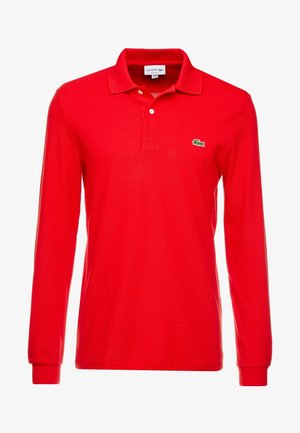 Polo Lacoste rouge à manches longues avec col, deux boutons blancs et logo crocodile vert sur la poitrine gauche.