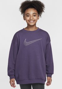 Sudadera morada con cuello redondo, puños y dobladillo acanalados. Cuenta con un gran logo plateado de Nike en la parte delantera. Material de mezcla de algodón.