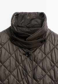 Prošívaná tmavě šedá bunda s vysokým límcem, vybavená černými knoflíky a prošívanými detaily, která předvádí hladký, strukturovaný povrch.