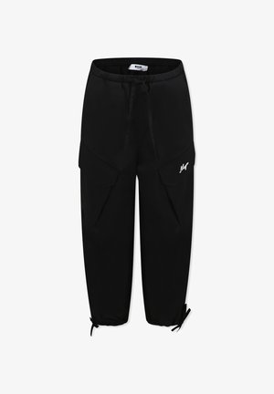 Pantaloni cargo neri realizzati in tessuto morbido, con due grandi tasche laterali, vita elasticizzata e lacci regolabili alle caviglie. Dettaglio del logo discreto.