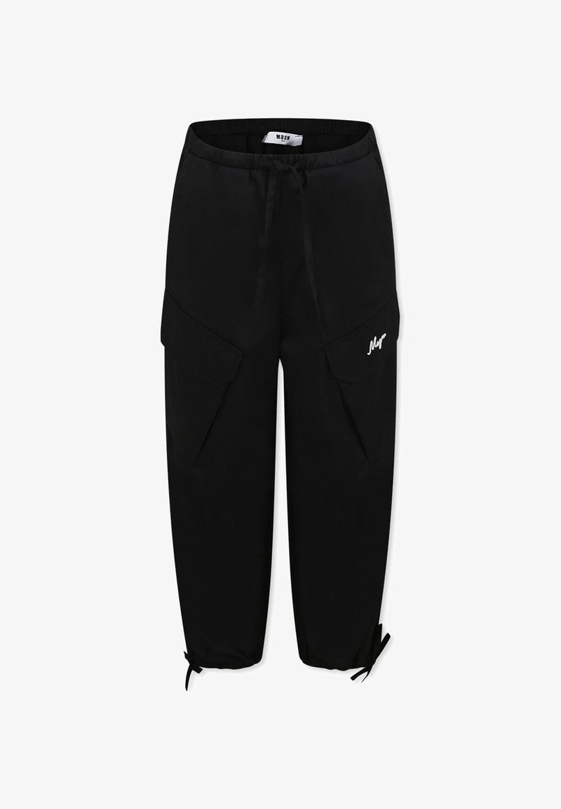 Pantaloni cargo neri realizzati in tessuto morbido, con due grandi tasche laterali, vita elasticizzata e lacci regolabili alle caviglie. Dettaglio del logo discreto.