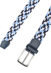 Geweven stoffen riem in zwart, wit en blauw, met een leren punt en een zilverkleurige metalen gesp. Het gestructureerde patroon zorgt voor visuele aantrekkingskracht.