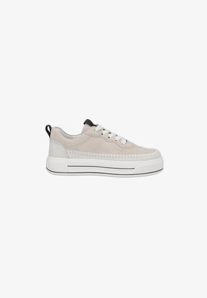 lichtgrijze suède sneaker met witte veters, een gestructureerde zool en zwarte accenten. Heeft een gestikt ontwerp en een lusje aan de hiel.