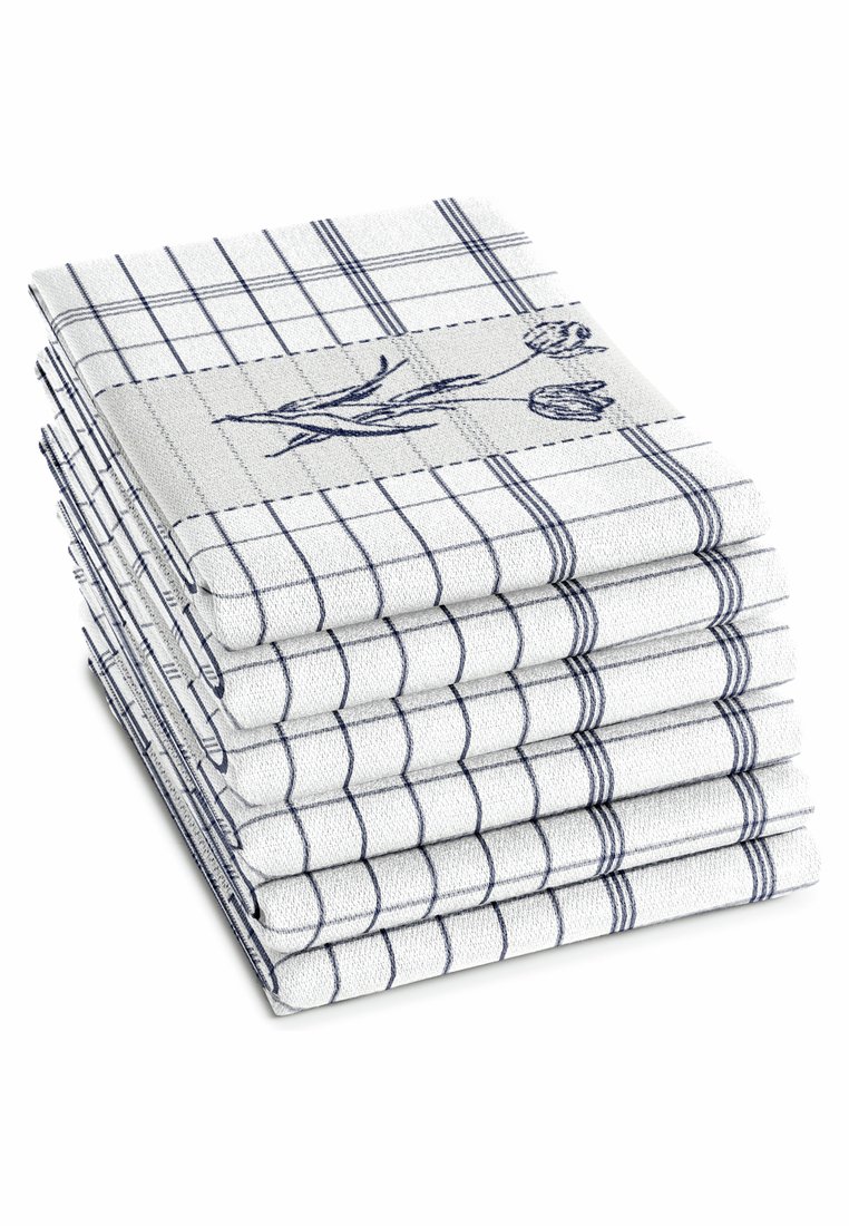 Białe ręczniki kuchenne starannie ułożone w stos, z niebieską kratką i kwiatowym wzorem na środku. Teksturowany materiał zapewnia dobrą chwytność.