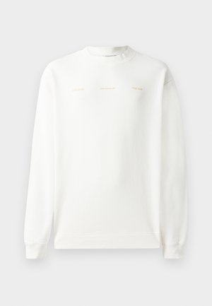Sweatshirt bianco con collo rotondo, maniche lunghe e polsini a costine. Presenta testo stampato in oro sulla parte anteriore: "HZW (25-26) HOLZWEILER THE SUN."