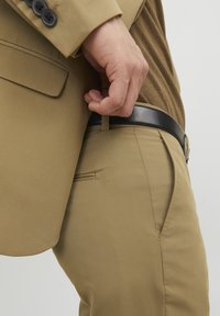 Jack & Jones PREMIUM JPRFRANCO TROUSER - Chino - covert green