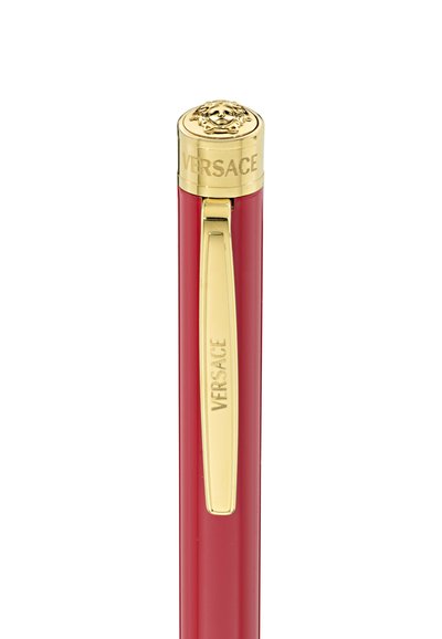 Czerwony długopis o błyszczącym wykończeniu, z złotymi akcentami, z emblematem lwa na wieczku i napisem "VERSACE" wygrawerowanym na klipsie.