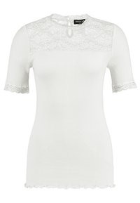 Top blanco de manga corta con textura acanalada, detalle de encaje en el escote y las mangas, y dobladillo festoneado para un toque adicional.