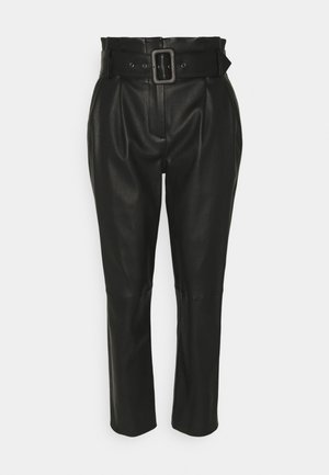 Pantalon en cuir synthétique noir avec taille haute, ceinture à boucle carrée, devant plissé et jambes étroites effilées. Texture lisse, sans motifs.